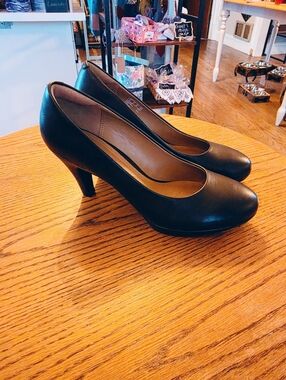Clarks Cushion Soft Black Leather Pumps Comfort Heels Size 9
